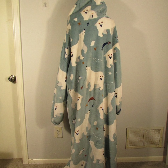 Cozy Polar Bear Snuggie Hooded Blanket - Picture 5 of 6
